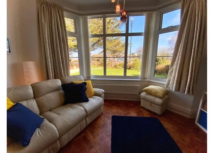 Briarfield - Adorable 1 Bedroom Seaside Apartment, On-Site Parking
