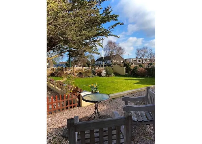 Briarfield - Adorable 1 Bedroom Seaside Apartment, On-Site Parking