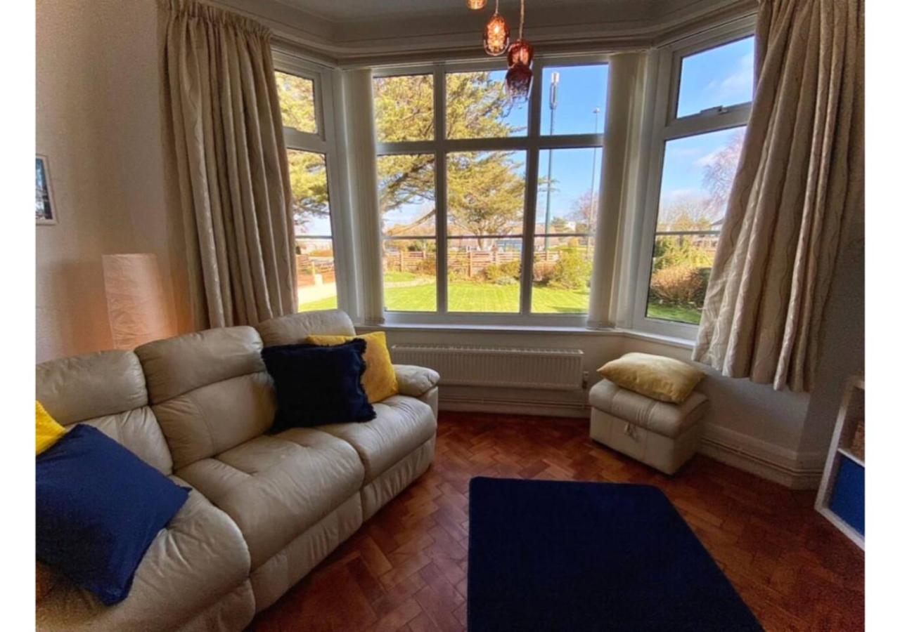 Briarfield - Adorable 1 Bedroom Seaside Apartment, On-site Parking *