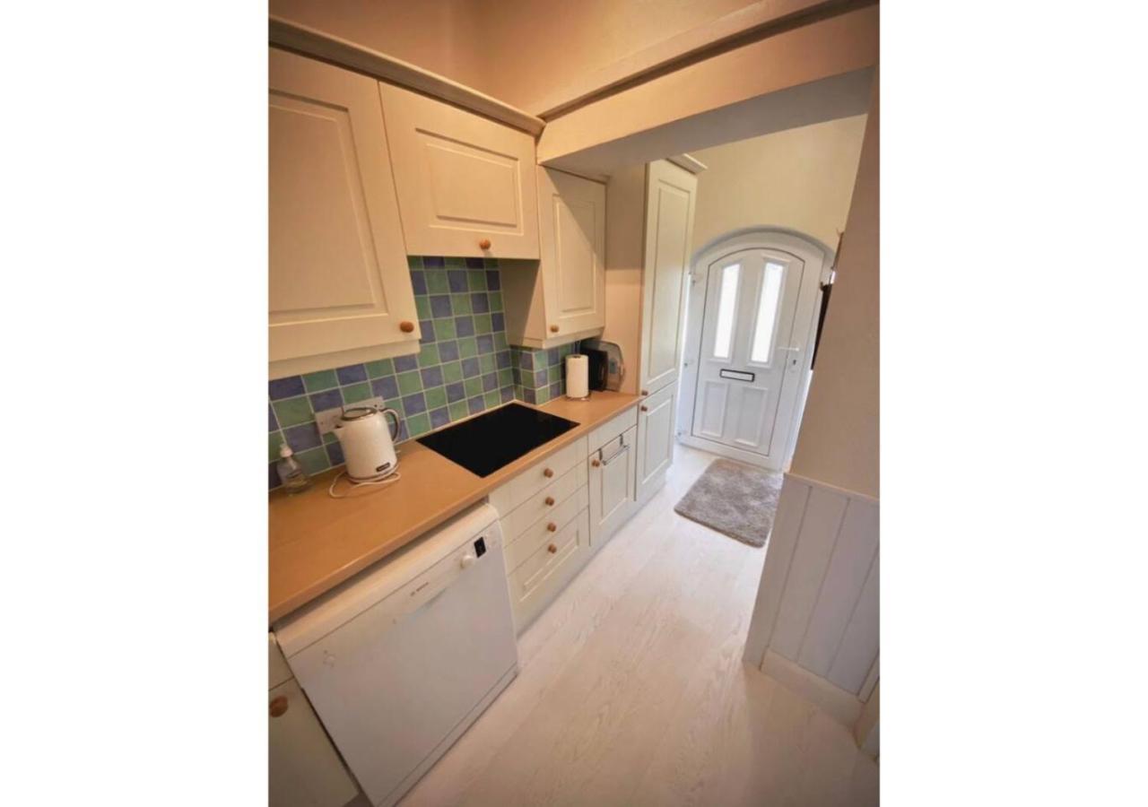 Briarfield - Adorable 1 Bedroom Seaside Apartment, On-site Parking *