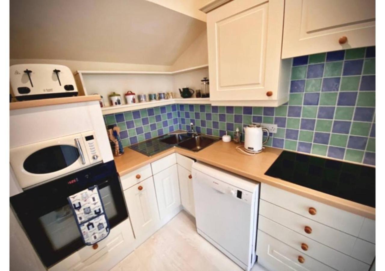 Briarfield - Adorable 1 Bedroom Seaside Apartment, On-site Parking Paignton